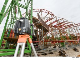 Aufbau der &quot;Wilden Maus&quot; am Nürnberger Volksfest