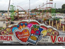 Aufbau der &quot;Wilden Maus&quot; am Nürnberger Volksfest