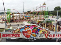 Aufbau der &quot;Wilden Maus&quot; am Nürnberger Volksfest