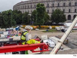 Aufbau der &quot;Wilden Maus&quot; am Nürnberger Volksfest