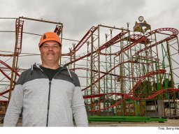 Aufbau der &quot;Wilden Maus&quot; am Nürnberger Volksfest
