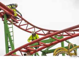Aufbau der &quot;Wilden Maus&quot; am Nürnberger Volksfest