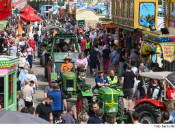Parade durch das Nürnberger Frühlingsfest