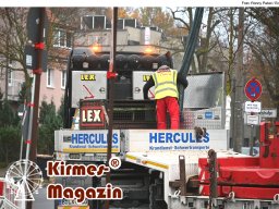 Fällung und Aufstellung des Weihnachtsbaumes für den Weihnachtsmarkt an der Berliner Gedächtniskirche