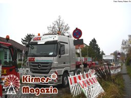 Fällung und Aufstellung des Weihnachtsbaumes für den Weihnachtsmarkt an der Berliner Gedächtniskirche