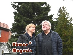 Fällung und Aufstellung des Weihnachtsbaumes für den Weihnachtsmarkt an der Berliner Gedächtniskirche