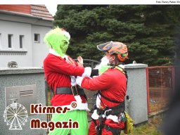 Fällung und Aufstellung des Weihnachtsbaumes für den Weihnachtsmarkt an der Berliner Gedächtniskirche