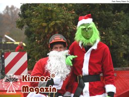 Fällung und Aufstellung des Weihnachtsbaumes für den Weihnachtsmarkt an der Berliner Gedächtniskirche